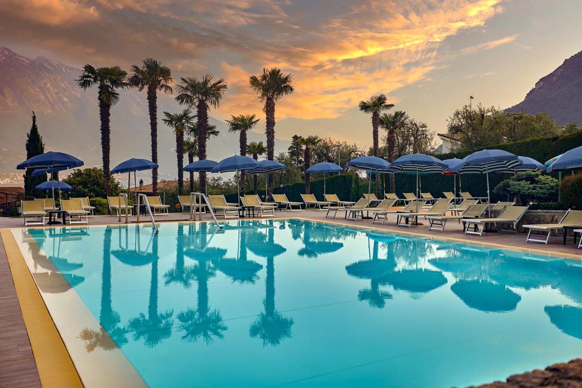 Hotel Royal Village リモーネ・スル・ガルダ エクステリア 写真
