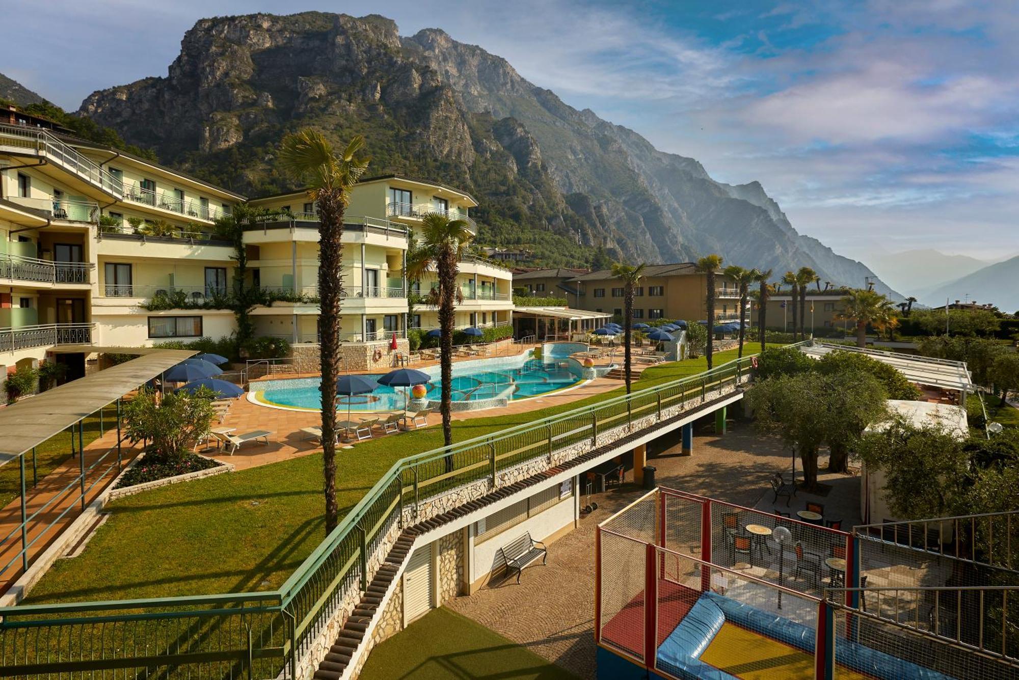 Hotel Royal Village リモーネ・スル・ガルダ エクステリア 写真