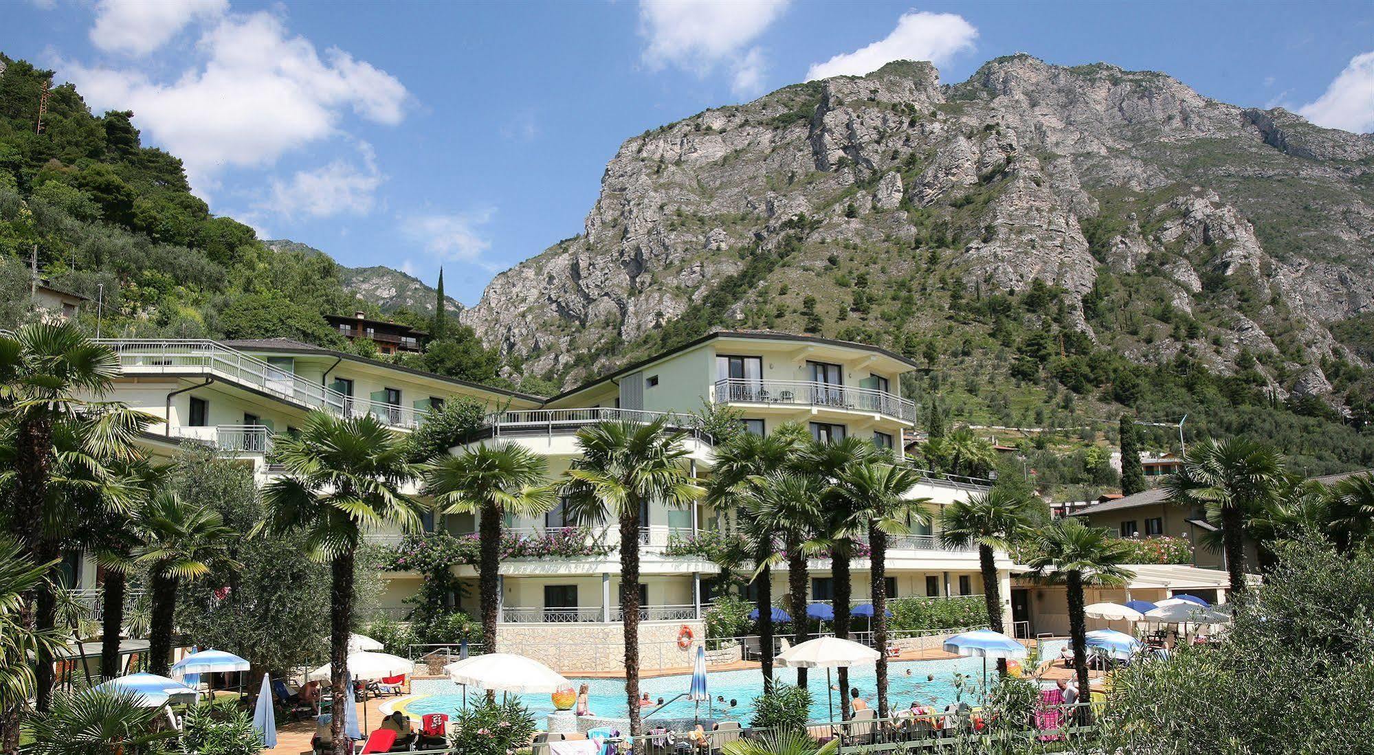 Hotel Royal Village リモーネ・スル・ガルダ エクステリア 写真