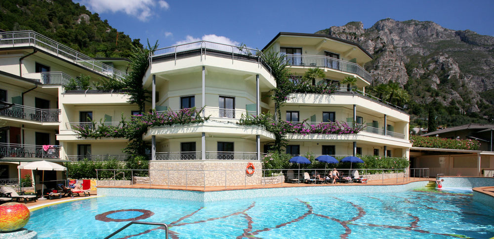 Hotel Royal Village リモーネ・スル・ガルダ エクステリア 写真